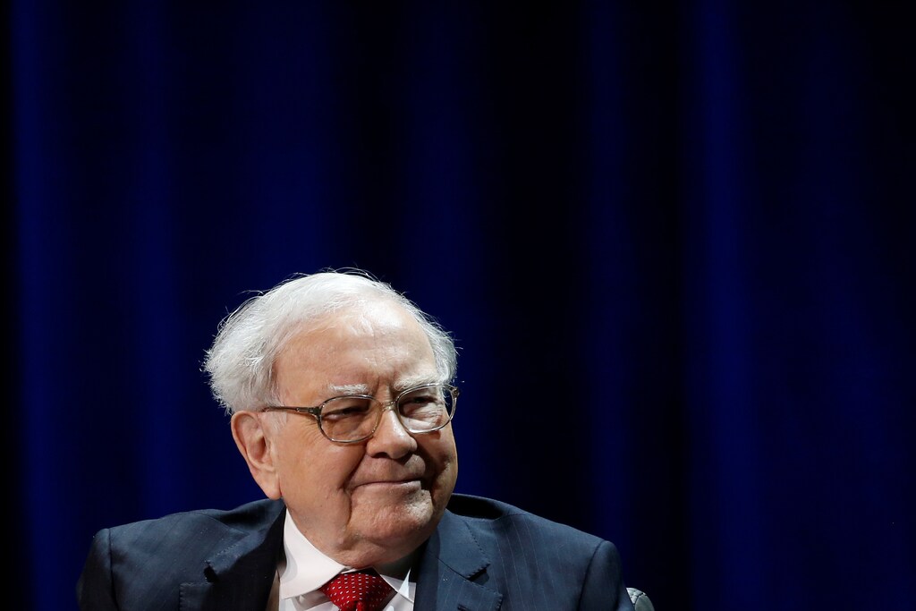 Warren Buffett, chairman and CEO of Berkshire Hathaway, smiles before speaking with Bill Gates (not pictured), at Columbia University in New York, U.S., January 27, 2017. REUTERS/Shannon Stapleton - RTSXPKT