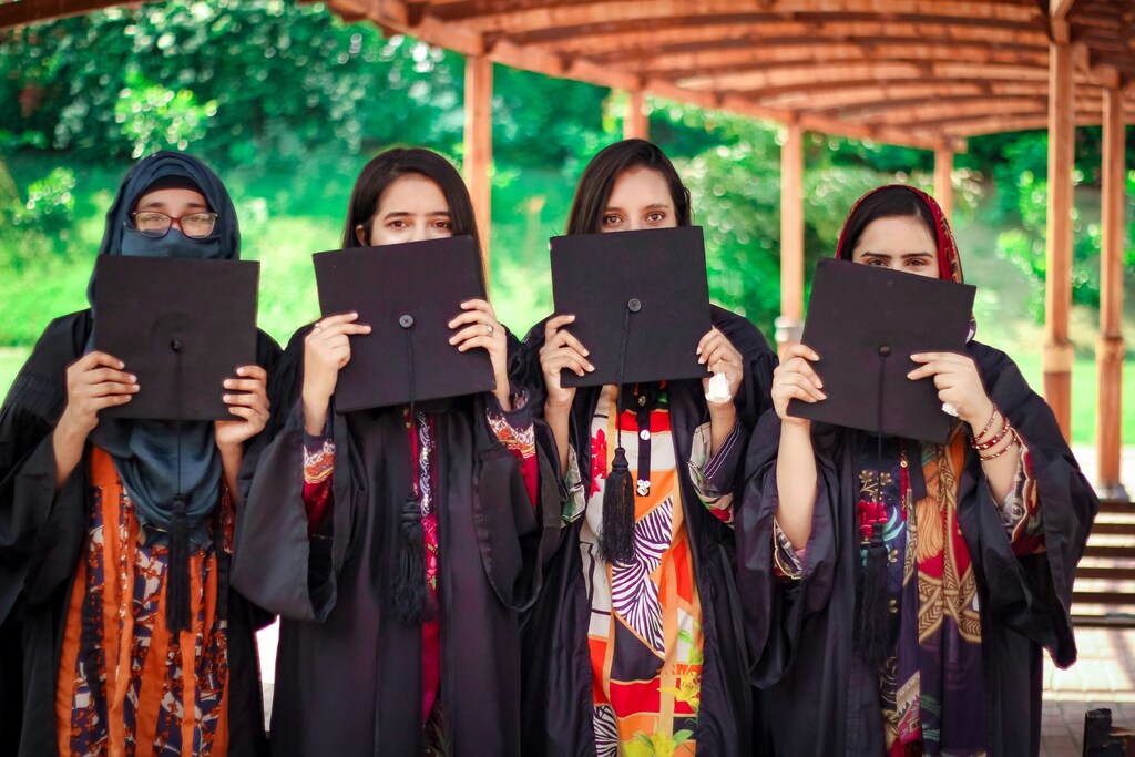 Las niñas se gradúan en Pakistán; la educación de las niñas es clave para la igualdad de género.