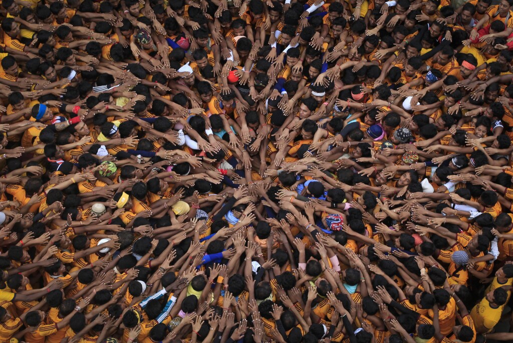 Devotees try to form a human pyramid to break a clay pot containing curd during the celebrations to mark the Hindu festival of Janmashtami in Mumbai August 10, 2012. Janmashtami, which marks the birthday of Hindu god Krishna, is being celebrated across the country today. REUTERS/Danish Siddiqui (INDIA - Tags: RELIGION SOCIETY TPX IMAGES OF THE DAY) - GM2E88A1BFZ01