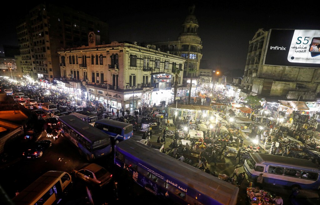 A general view shows the crowd and shops at Al Ataba, a popular market in central Cairo, Egypt January 28, 2020. Picture taken January 28, 2020. REUTERS/Mohamed Abd El Ghany TPX IMAGES OF THE DAY - RC22RE9SLTNU