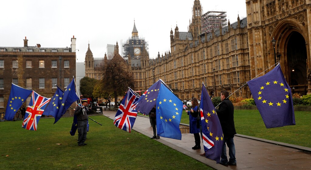 Protesters wave the EU and Union flags outside the Palace of Westminster in London, Britain, December 20, 2017. REUTERS/Peter Nicholls - RC1BA9DAE8B0