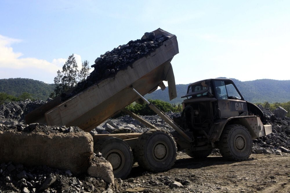 Mineral ore is offloaded at the Freda Rebecca gold mine in Bindura town February 7, 2015. Mwana Africa's gold mine in Zimbabwe, Freda Rebecca, has asked the government to cut its electricity tariff by up to 28 percent because it says current rates are punitive, a company official said on Saturday. REUTERS/Philimon Bulawayo (ZIMBABWE - Tags: BUSINESS POLITICS COMMODITIES ENERGY)