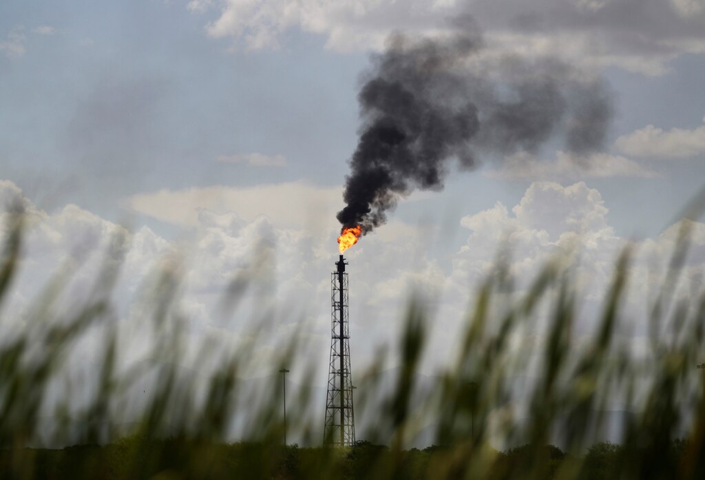 A flare stack of the refinery of Mexico's national oil company Pemex is pictured in Cadereyta, on the outskirts of Monterrey, Mexico, August 27, 2021. REUTERS/Daniel Becerril - RC2RDP9RLUQJ