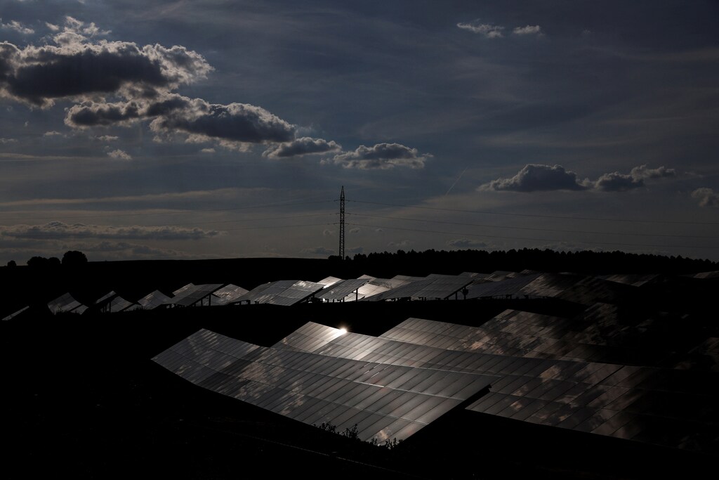 El sol se refleja en una serie de paneles solares en un parque de energía solar en Saelices, España, 11 de mayo de 2022.