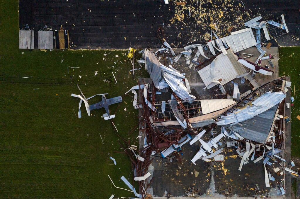 Los aviones destruidos yacen dañados alrededor de un hangar del aeropuerto de Southland Field después del huracán Laura en Sulphur, Louisiana, EE.UU., el 27 de agosto de 2020.
