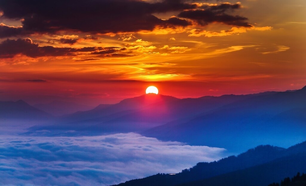 The sun rises as fog covers the Inntal valley in the western Austrian village of Grinzens, Austria September 2, 2016. REUTERS/Dominic Ebenbichler - RTX2NV1M