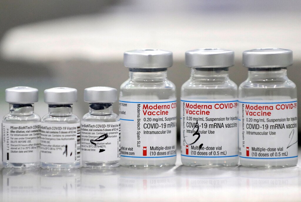 Viales de vacunas contra la enfermedad por coronavirus (COVID-19) de Pfizer-BioNTech y Moderna durante una prueba de un centro de vacunación masiva ubicado dentro de un gimnasio en la ciudad de Ricany, cerca de Praga, República Checa, el 25 de febrero de 2021.