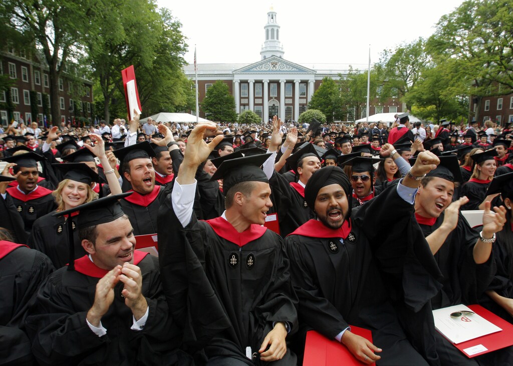 Harvard Business School students cheer during their graduation ceremonies in Boston, Massachusetts following Harvard University's 358th Commencement June 4, 2009. REUTERS/Brian Snyder (UNITED STATES EDUCATION) - RTR24AAY