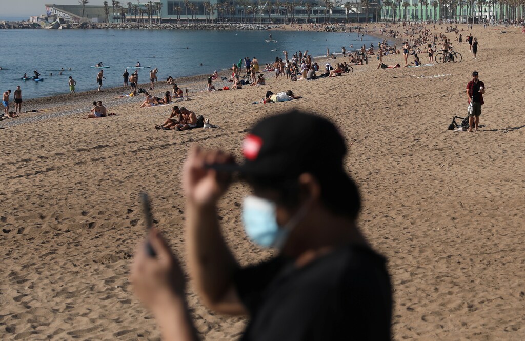 La gente disfruta del tiempo soleado en la playa de la Barceloneta, en medio del brote de la enfermedad coronavirus (COVID-19), en Barcelona, España, el 21 de mayo de 2020.