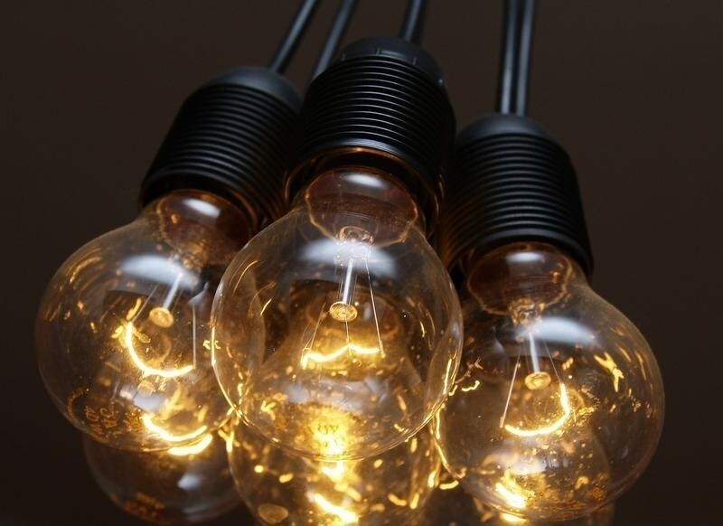 Traditional Incandescent light bulbs are seen at an apartment in Munich August 31, 2009. "Incandescent bulbs will be phased out between September 2009 and September 2012," said a spokesman for the EU Presidency said in December 2008. European households could initially save up to 50 euros ($65) a year by switching to more efficient halogen, LED and fluorescent CFL lamps, with greater savings as costs for the more expensive but longer-lasting bulbs fall. REUTERS/Michael Dalder (GERMANY BUSINESS ENERGY ENVIRONMENT) - RTR27A61