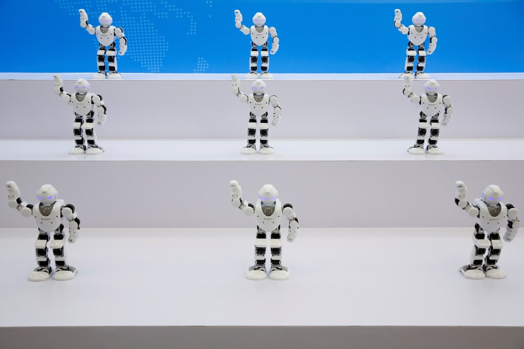 Robots perform a syncronised dance at the 2017 World Robot Conference in Beijing, China August 22, 2017. REUTERS/Thomas Peter - RC1151B9B610