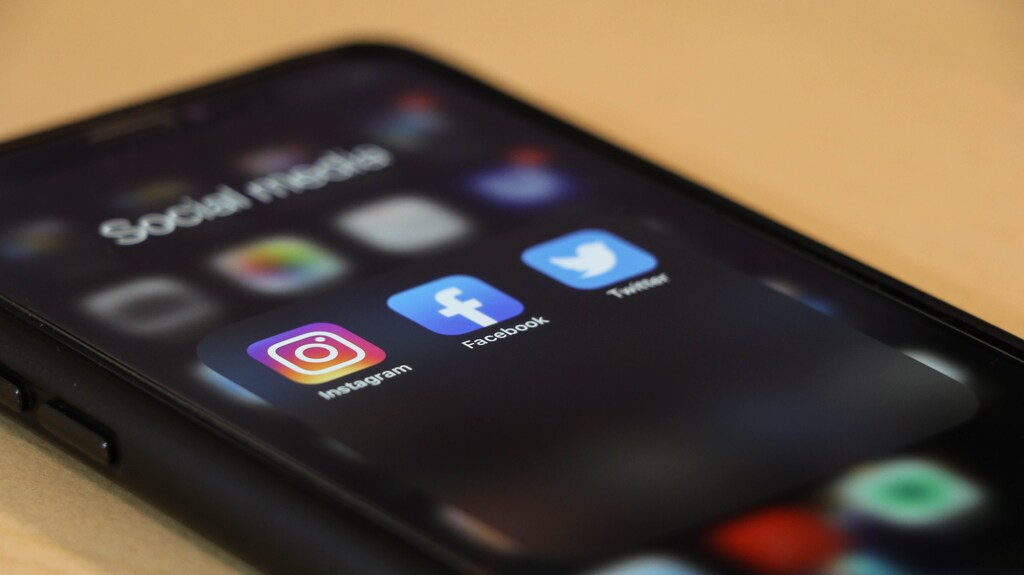 Which countries spend the most time on social media? online digital twitter facebook instagram bebo myspace phone app application log on sign in network platform
