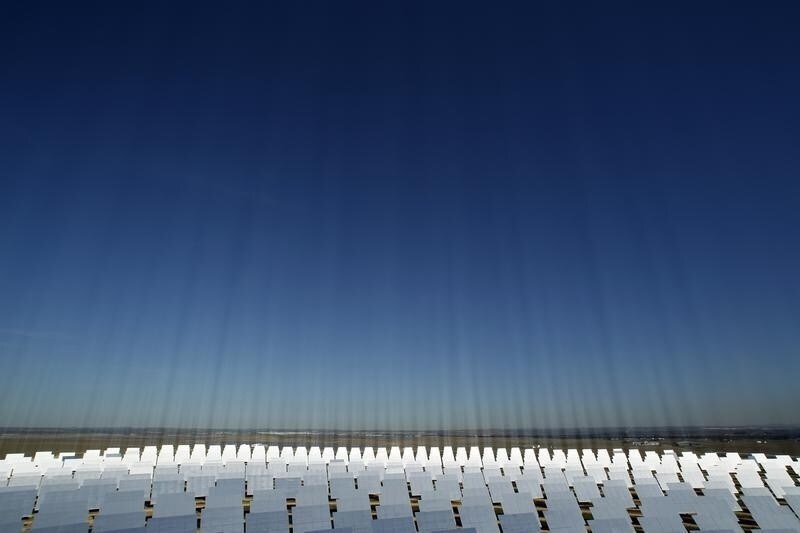 A general view shows the PS10 solar plant at "Solucar" solar park in Sanlucar la Mayor, near Seville, October 20, 2010. The solar thermal power plant uses mirrors to concentrate the sun's rays onto towers where they produce steam to drive a turbine, producing electricity. REUTERS/Marcelo del Pozo (SPAIN - Tags: ENERGY ENVIRONMENT BUSINESS SOCIETY IMAGES OF THE DAY) - RTXTMTQ