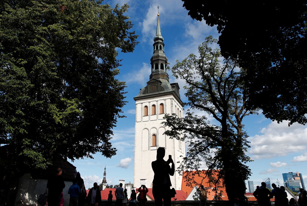 Tourists take pictures of St. Nicholas' Church in the Old town of Tallinn, Estonia, August 13, 2018. REUTERS/Maxim Shemetov - RC13FF7B9700