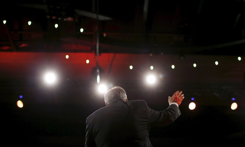 Canada's New Democratic Party (NDP) leader Tom Mulcair waves to the audience at the end of his speech during a campaign event in Edmonton, Alberta, Canada, October 16, 2015. REUTERS/Jim Young - RTS4T3V