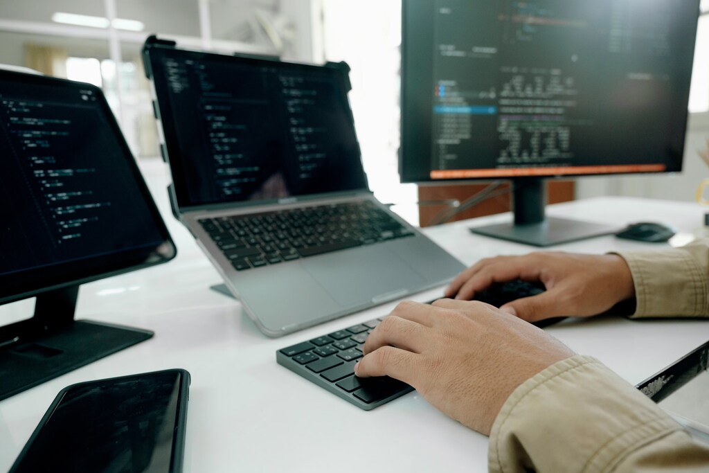 Manos sobre un teclado en medio de un riesgo cibernético creciente.