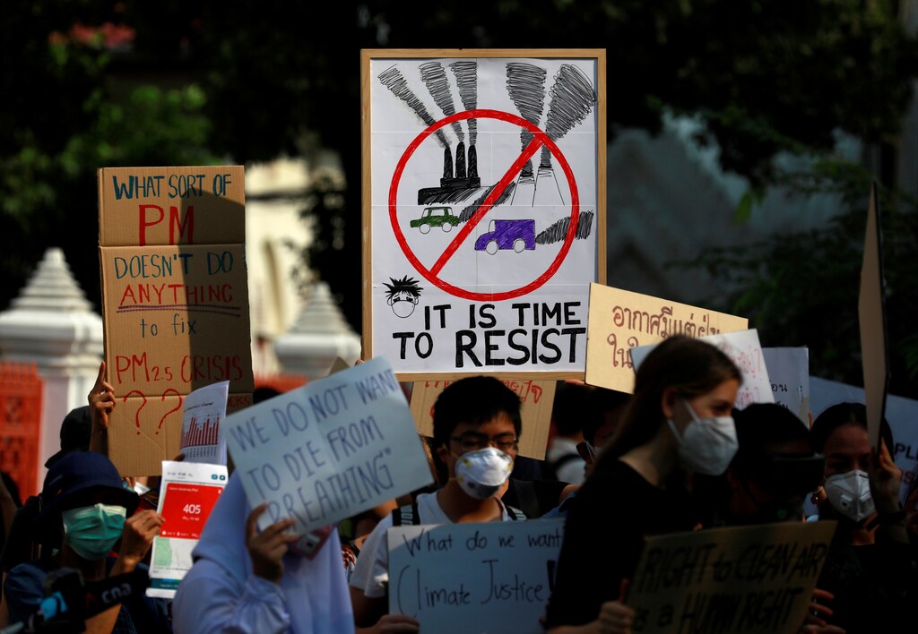 Environmental activists rally to demand rights to clean air, near the Thai Government House in Bangkok, Thailand, as the country struggles to contain worsening air pollution January 23, 2020. REUTERS/Soe Zeya Tun - RC2GLE9WQDW6