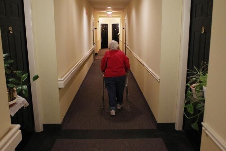 Inez Willis, a senior citizen, walks down the hallway with the aide of her walker to visit a neighbor at her independent living complex in Silver Spring, Maryland April 11, 2012. REUTERS/Gary Cameron (UNITED STATES - Tags: SOCIETY HEALTH)