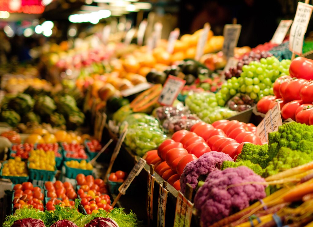 La guerra en Ucrania está empeorando la inflación aumentando los precios de los alimentos y los combustibles, ya que Rusia y Ucrania son grandes exportadores de muchos productos básicos como el gas, el petróleo, el carbón, los fertilizantes, el trigo, el maíz y el aceite de semillas.