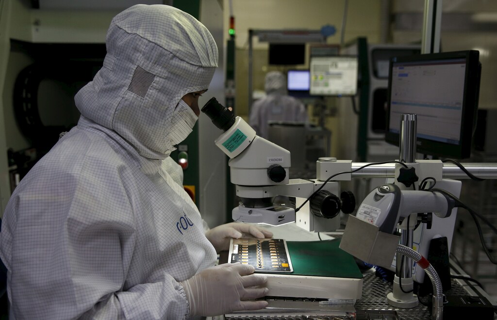 A worker of Ayala Corp's Integrated Micro-Electronics Inc. (IMI) uses a microscope at an electronics manufacturing assembly plant in Binan, Laguna south of Manila,Philippines April 20, 2016. REUTERS/Erik De Castro - GF10000389674