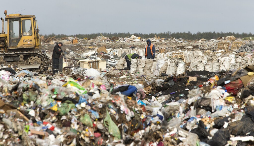 Workers sort waste at the Ecores waste processing enterprise on the outskirts of Minsk, March 12, 2015. According to a representative of the enterprise, it collects about 30,000 tons of waste, including plastic, glass and paper, annually from the Belarussian capital of Minsk and surrounding region, after which the sorted waste will be sent for further processing. REUTERS/Vasily Fedosenko (BELARUS - Tags: BUSINESS ENVIRONMENT) - GM1EB3C1NF301