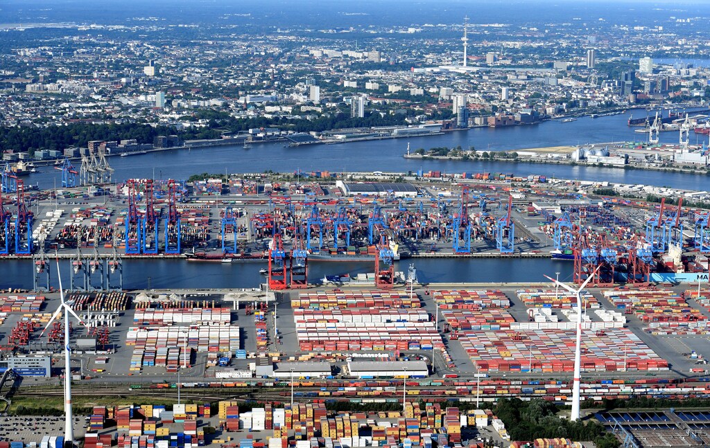 Aerial view of containers at a loading terminal in the port of Hamburg, Germany August 1, 2018. REUTERS/Fabian Bimmer - RC1F8C6EDFE0