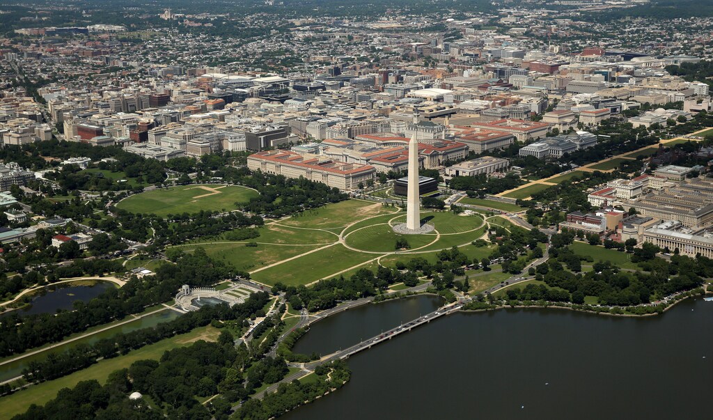 This aerial picture shows the Washington Monument standing on the National Mall and the White House at far left in Washington, U.S., June 8, 2017. REUTERS/Joshua Roberts - RC1C9C4C2D70
