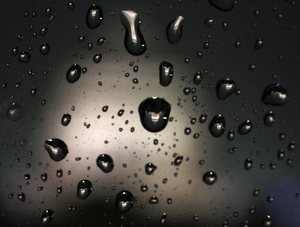 Japan's parliament building is pictured in water droplets in Tokyo August 30, 2009. Japanese voted in a historic election on Sunday that looked set to oust the long-ruling conservative party and give the opposition the job of nurturing a recovery from the country's worst recession since World War Two. REUTERS/Yuriko Nakao (JAPAN POLITICS ELECTIONS) - GM1E58U1GVR01