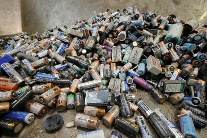 A proton battery runs on carbon and water, is rechargeable and may replace Lithium batteries in the future.