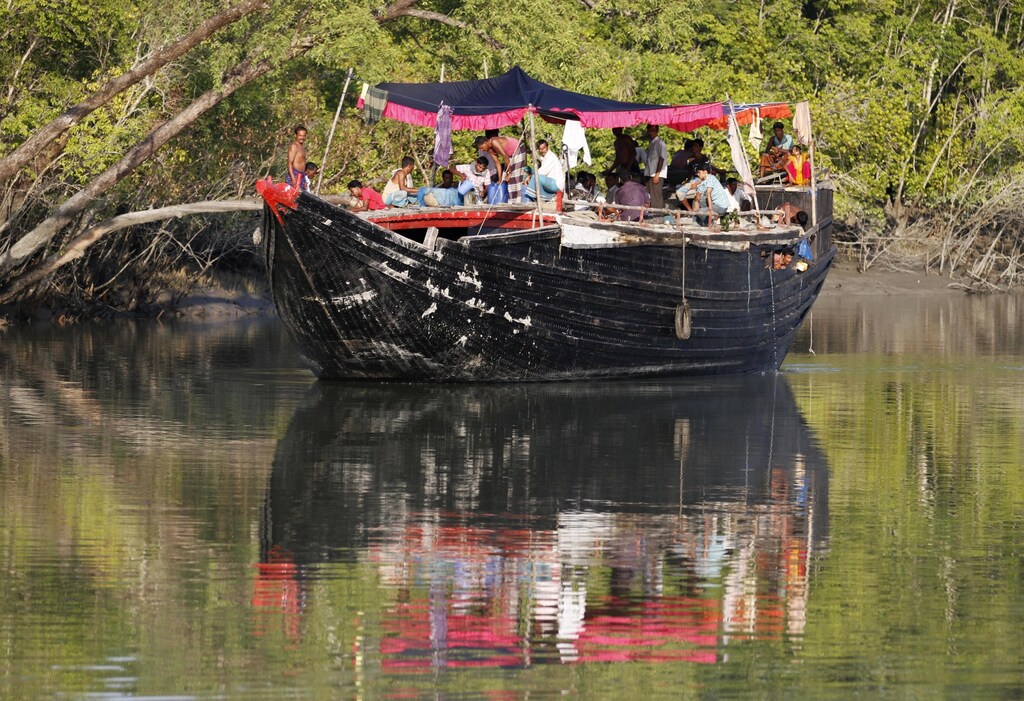Devotees arrive to celebrate Rash Festival at Dublar Char in the Sundarbans November 10, 2011. Hindus celebrate the month-long festival of Rash Mela in honour of the love between Lord Krishna and Radha. The festival also marks the end of summer monsoons and the start of the fishing season when fishermen, who constitute most of the islands' menfolk, dry the fish that they catch. Picture taken on November 10, 2011. REUTERS/Andrew Biraj (BANGLADESH - Tags: ANNIVERSARY RELIGION SOCIETY) - RTR2TXF5