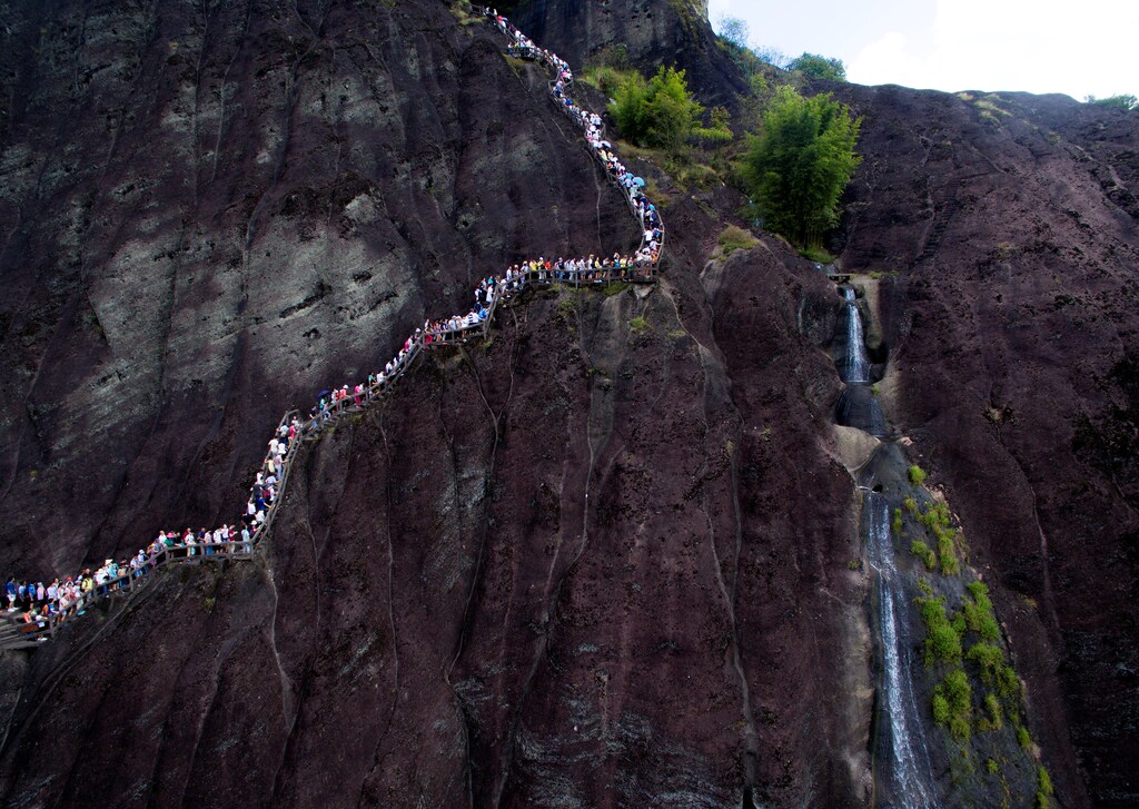 Visitors walk on a path at Wuyi mountain in Nanping, Fujian Province, China, October 3, 2016. Picture taken October 3, 2016. REUTERS/Stringer ATTENTION EDITORS - THIS IMAGE WAS PROVIDED BY A THIRD PARTY. EDITORIAL USE ONLY. CHINA OUT. - RTSQNPV