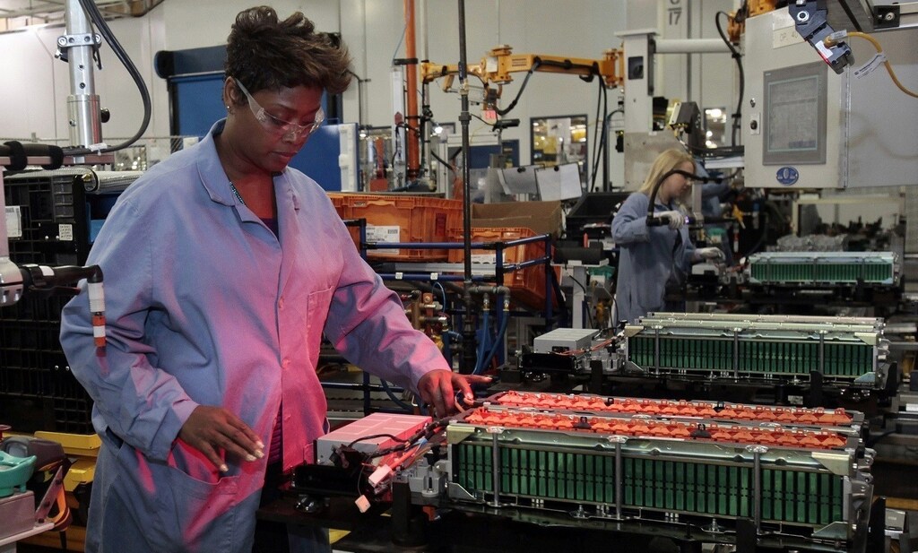 Ford Motor production worker Andrea Brooks assembles batteries for Ford electric and hybrid vehicles at the Ford Rawsonville Assembly Plant in Ypsilanti Twsp, Michigan November 7, 2012. Ford Motor Co marked on Thursday the production launch of its latest plug-in hybrid at a former SUV factory that now serves as a model for the second-largest U.S. automaker's global manufacturing strategy. REUTERS/Rebecca Cook (UNITED STATES - Tags: TRANSPORT BUSINESS) - RTR3A5A5