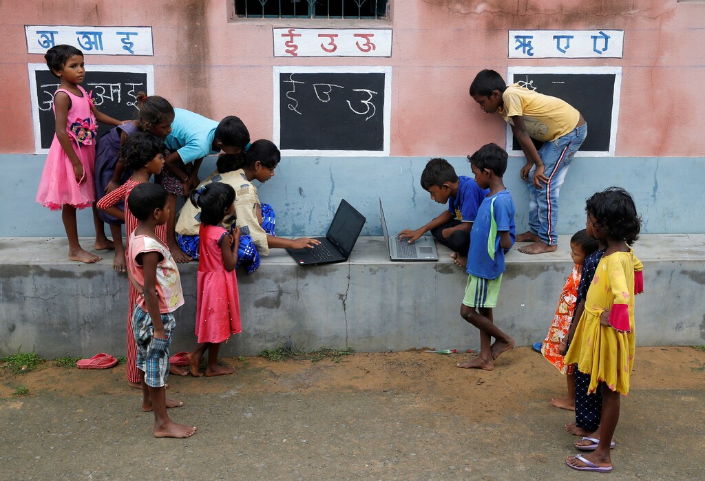 Niños utilizando computadoras.
