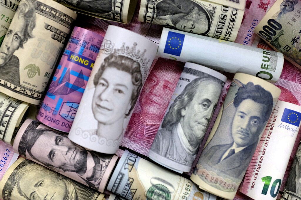 FILE PHOTO: Euro, Hong Kong dollar, U.S. dollar, Japanese yen, pound and Chinese 100 yuan banknotes are seen in this picture illustration, January 21, 2016. REUTERS/Jason Lee/Illustration/File Photo - RC18E6C85080