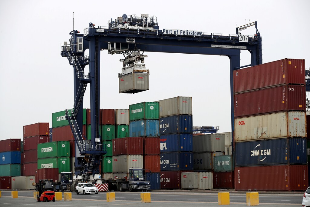 A shipping container is lifted at Felixstowe Port, Britain April 16, 2019. REUTERS/Chris Radburn - RC1CCCE19FE0