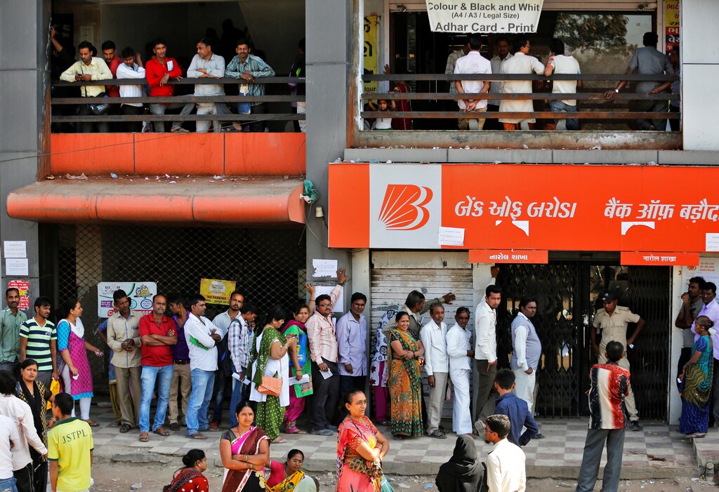 People queue to deposit or withdraw cash outside a bank on the outskirts of Ahmedabad, India, November 29, 2016. REUTERS/Amit Dave - RTSTT88
