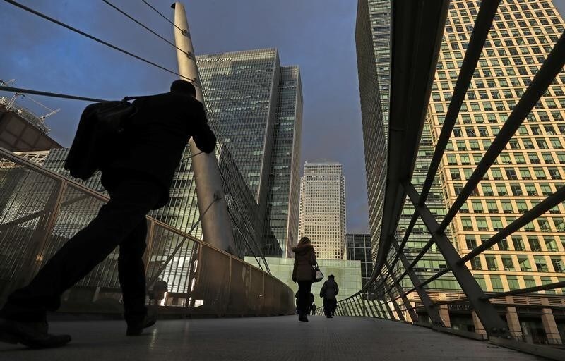 People walk through the Canary Wharf financial district of London, Britain, December 7, 2018. REUTERS/Simon Dawson - RC1901F11BB0