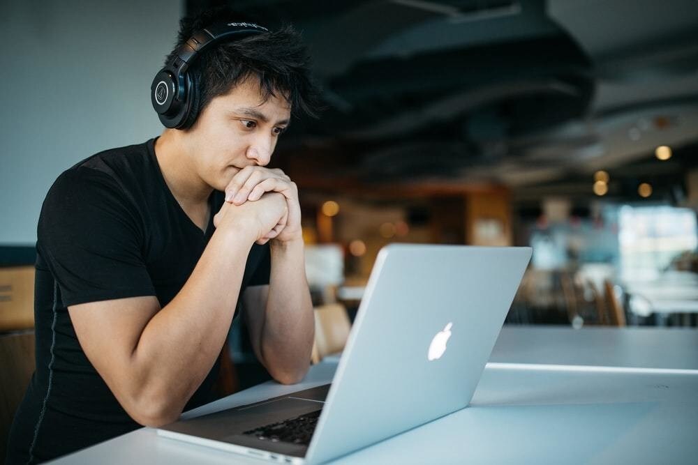 A person sitting at his work laptop.