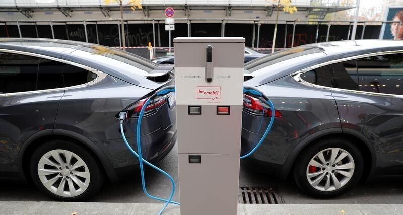 Tesla Model X electric cars recharge their batteries in Berlin, Germany, November 13, 2019. REUTERS/Fabrizio Bensch - RC2BAD9OH1R6