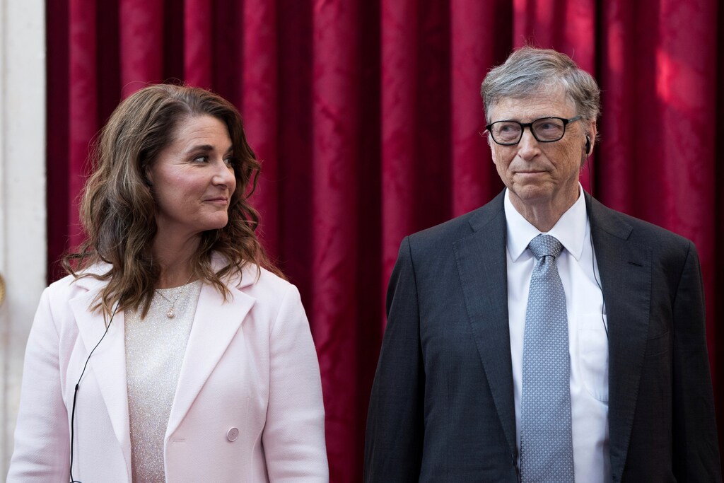 Philanthropist and co-founder of Microsoft, Bill Gates (R) and his wife Melinda listen to the speech by French President Francois Hollande, prior to being awarded Commanders of the Legion of Honor at the Elysee Palace in Paris, France, April 21, 2017. REUTERS/Kamil Zihnioglu/Pool - RC1D4D871240