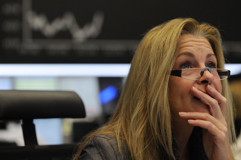 A share trader reacts while checking share prices in front of the German share price index DAX board at the German stock exchange in Frankfurt, November 20, 2008. REUTERS/Kai Pfaffenbach (GERMANY) - RTXAS9E