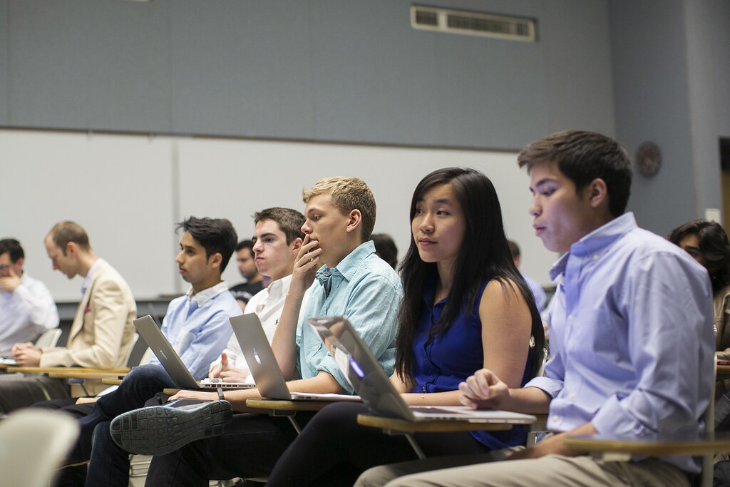 Stanford University students listen while classmates make a presentation to a group of visiting venture capitalists during their Technology Entrepreneurship class in Stanford, California March 11, 2014. REUTERS/Stephen Lam (UNITED STATES - Tags: EDUCATION) - RTR3QTMX