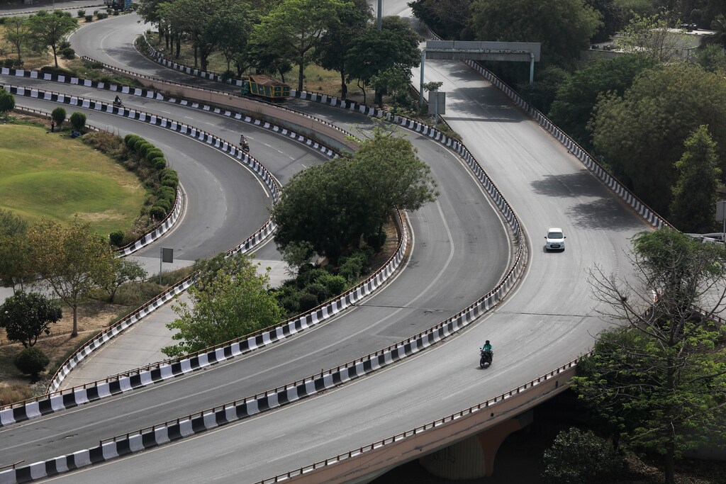 Vehicles drive on a nearly empty road after India extended a nationwide lockdown to slow the spreading of coronavirus disease (COVID-19), in New Delhi, April 14, 2020. REUTERS/Anushree Fadnavis - RC2D4G9TD3CY