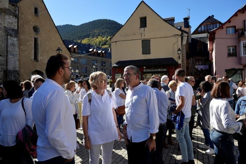 Frances Boya (C) head of Unit d'Aran and former Aran government head, takes part in a demonstration in favour of dialogue, in Vielha, in the Val d'Aran, Catalonia, Spain October 7, 2017. Picture taken October 7, 2017. REUTERS/Vincent West - RC1FE17F18B0