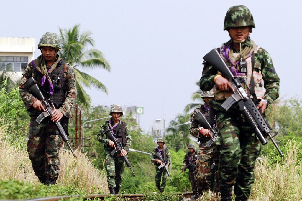 Thai security forces patrol the railway in the troubled southern province of Yala March 27, 2013. The first round of formal peace talks between Thai government and the insurgent group Barisan Revolusi Nasional (BRN) will take place on March 28 and will be mediated by Malaysia. Although the first round is set for Thursday, there has been no halt in the fighting and people in the region see no early end to one of Southeast Asia's bloodiest conflicts. REUTERS/Surapan Boonthanom (THAILAND - Tags: CIVIL UNREST CONFLICT MILITARY POLITICS) - GM1E93R16KT02