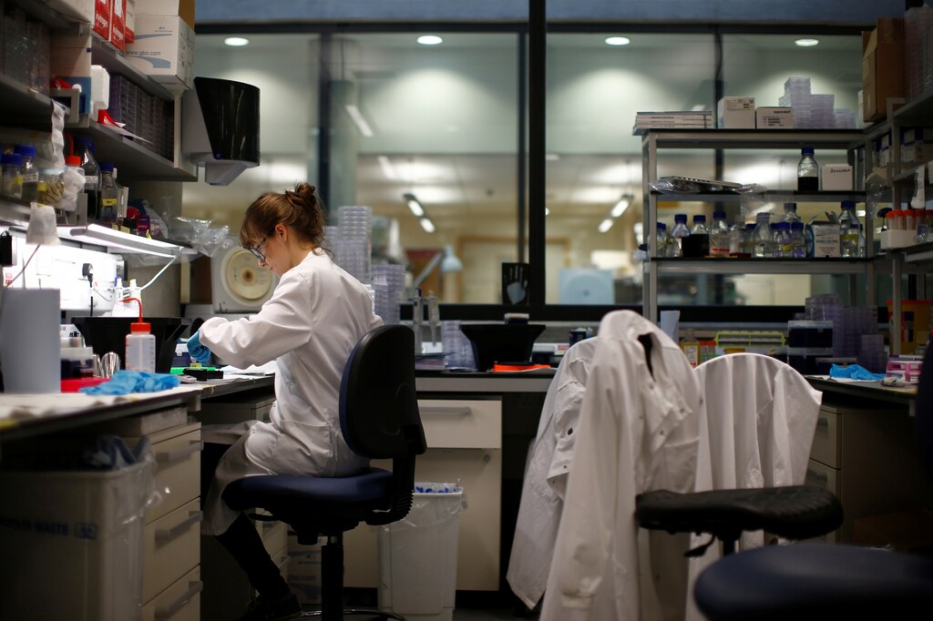 A scientist working in cancer research laboratories at the Old Road Campus research building at Oxford University, in Oxford, Britain May 11, 2016. REUTERS/Peter Nicholls - D1AETGHFPGAB