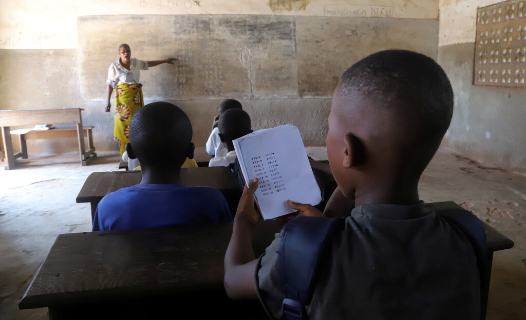 Children attend a class at the Wangata commune school during a vaccination campaign against the outbreak of Ebola, in Mbandaka, Democratic Republic of Congo, May 23, 2018. REUTERS/Kenny Katombe - RC15B367EE50