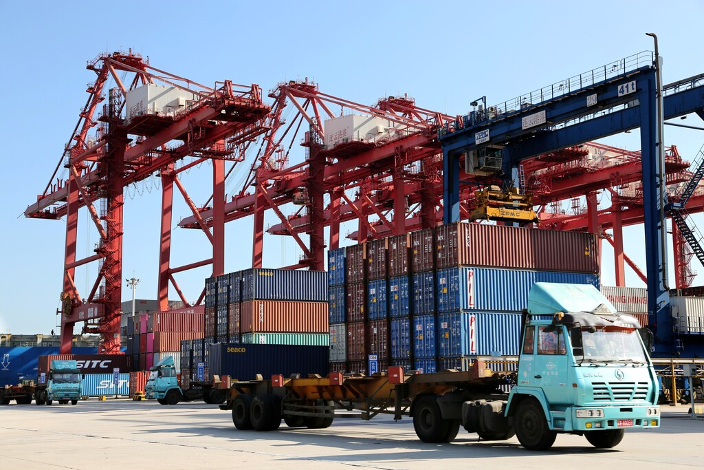 Shipping containers are seen at a port in Lianyungang, Jiangsu province, China September 8, 2018. REUTERS/Stringer ATTENTION EDITORS - THIS IMAGE WAS PROVIDED BY A THIRD PARTY. CHINA OUT. - RC1C716DC870