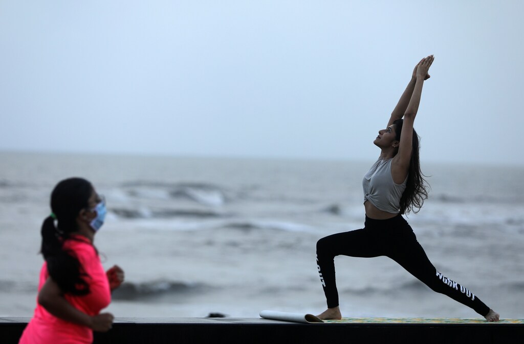 A woman does yoga at a promenade by the Arabian Sea on International Day of Yoga, amid the coronavirus disease (COVID-19) outbreak in Mumbai, India, June 21, 2020. REUTERS/Francis Mascarenhas - RC2KDH9KYQDW