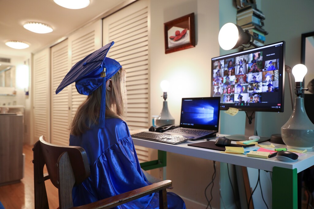 Lydia Hassebroek looks at a screen of her graduating class during a digital graduation ceremony at home during the outbreak of coronavirus disease (COVID-19) in Brooklyn, New York, U.S., June 17, 2020. REUTERS/Caitlin Ochs - RC29BH9KIFP0